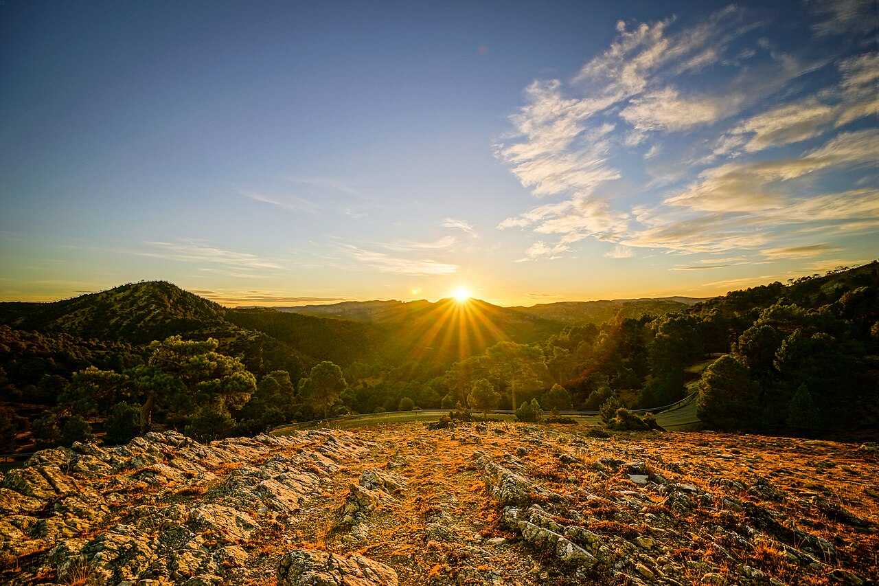 Sonnenaufgang über den bewaldeten Bergen der Sierra de Cazorla in Andalusien